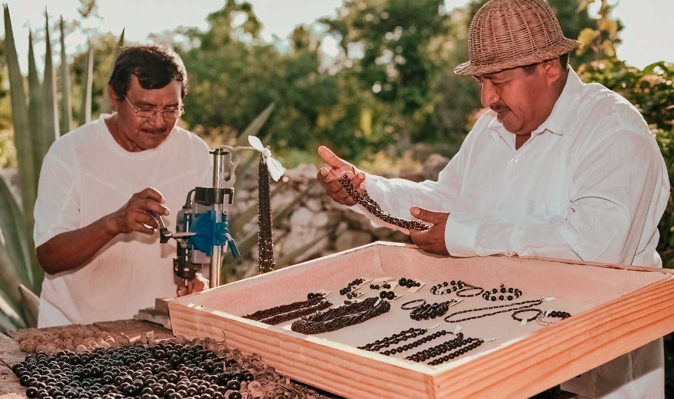 Mayan-Artisan Artisan sharing its art wiht travellers
